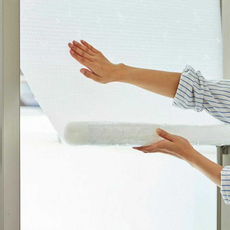 裏面は粘着付きなので、剥離紙をはがすだけで簡単に貼り付けることができます